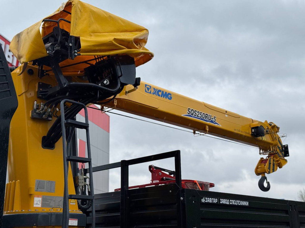 Бортовой FAW CA3310 с КМУ XCMG SQS 250-5, 2025 ЗАВГАР